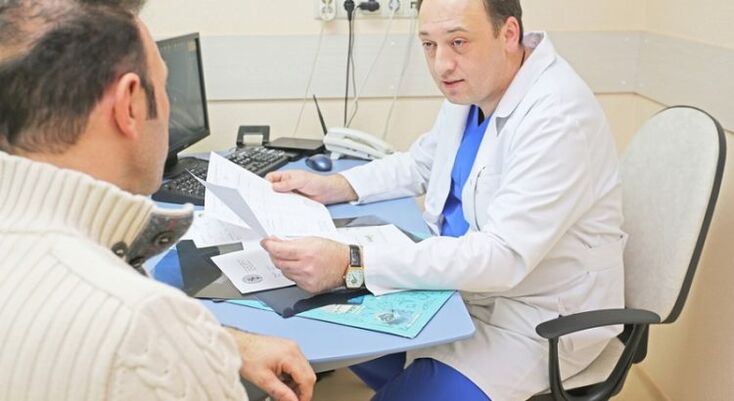 Vīrietis konsultējas ar urologu