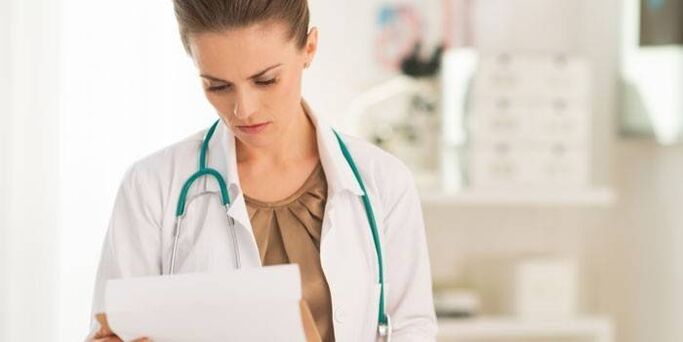 ārsts pārbauda testus, lai diagnosticētu papilomas vīrusu